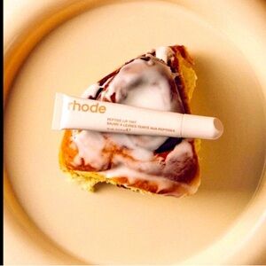 Rhode Cinnamon Roll Peptide Lip Treatment - NIB